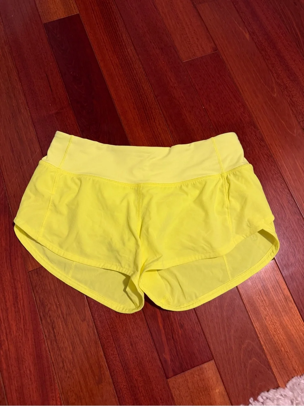 Women’s Lululemon Highlight Yellow Speed Up Low-Rise Lined Shirts 2.5” - size 2
